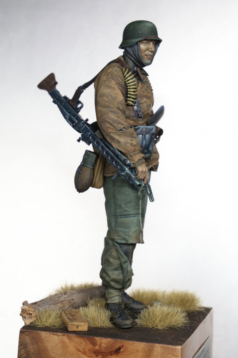 Life Miniatures 1/16 MG 42 gunner of KG Hansen